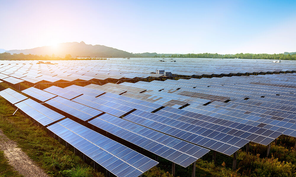 Tecnología en Electricidad con PLC y Energía Renovable